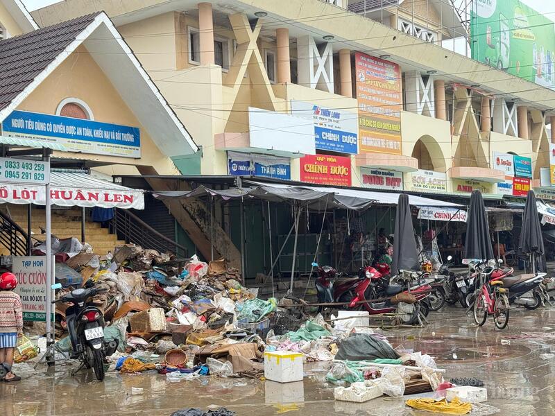 Tiểu thương chợ Tuy Hòa chịu thiệt hại nặng nề do mưa lũ.