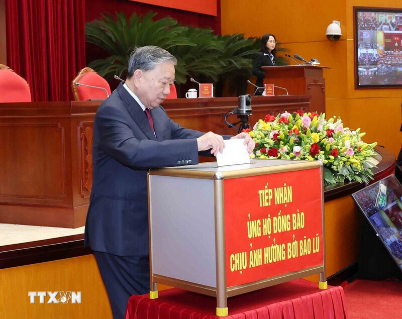 Tổng Bí thư Tô Lâm quyên góp ủng hộ đồng bào chịu ảnh hưởng bởi bão lũ. Ảnh: Phương Hoa/TTXVN