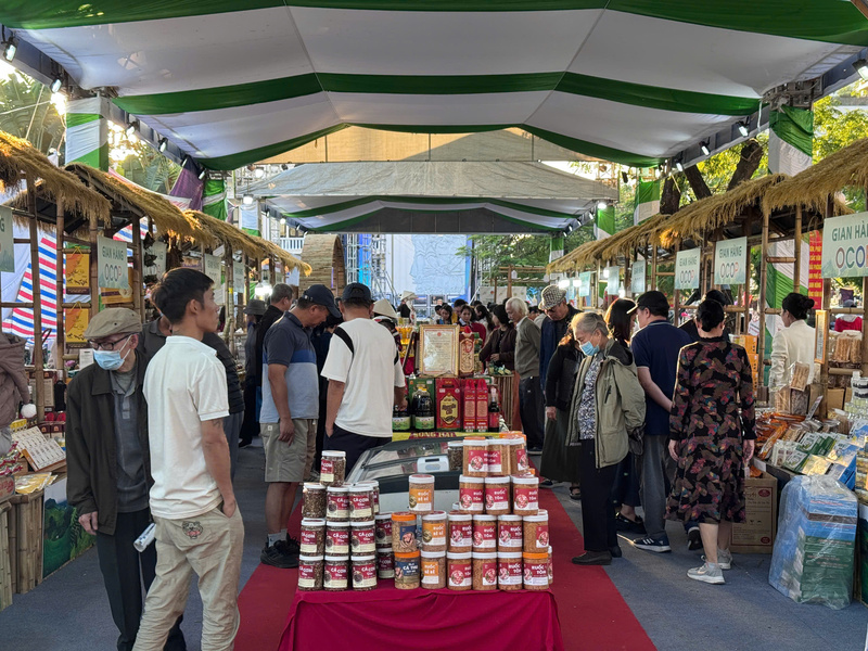 Không gian quảng bá năm nay đặc biệt nhấn mạnh tới mục tiêu gắn sản phẩm OCOP với phát triển du lịch nông thôn, hình thành chuỗi giá trị mới trong xây dựng nông thôn mới. Ảnh: Nguyễn Phượng