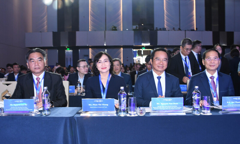 Phó Thủ tướng Chính phủ Bùi Thanh Sơn, Thứ trưởng Bộ Công Thương Phan Thị Thắng, lãnh đạo TP. Hồ Chí Minh tham dự sự kiện. Ảnh: Minh Khuê.