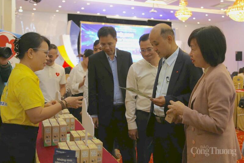 Các đại biểu tham quan gian hàng khởi nghiệp trong khuôn khổ Hội nghị