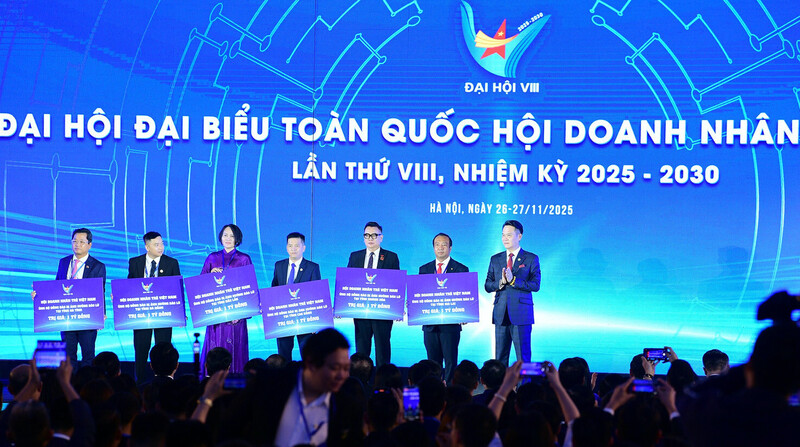 Hội Doanh nhân trẻ Việt Nam công bố và trao hỗ trợ khẩn cấp 6 tỷ đồng cho 6 tỉnh, thành bị ảnh hưởng nặng nề bởi lũ lụt. Ảnh: Xuân Tùng