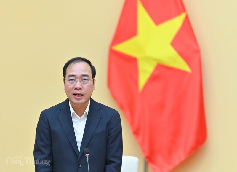 Vụ trưởng Vụ Tổ chức cán bộ Trần Quang Huy công bố các quyết định về công tác cán bộ. Ảnh: Nam Nguyễn