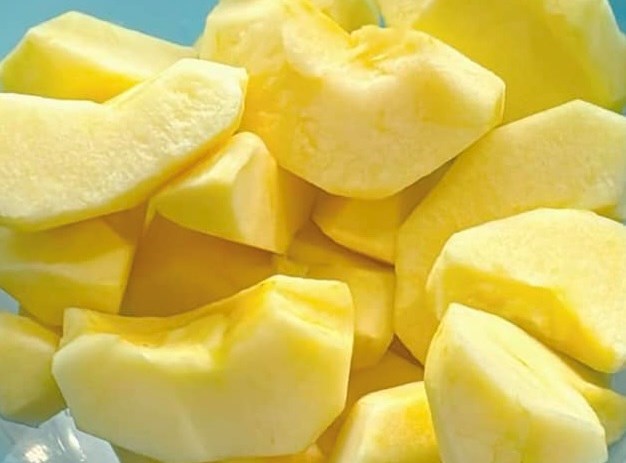 Lý do ăn táo nguyên quả tốt hơn so với dùng nước ép táo