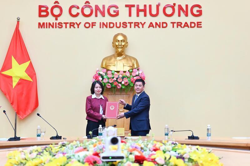 Bộ trưởng trao quyết định bổ nhiệm có thời hạn đồng chí Nguyễn Thị Thuỳ Linh, Trưởng Phòng Phóng viên Báo Công Thương giữ chức vụ Phó Tổng Biên tập Báo Công Thương. Ảnh: Nam Nguyễn