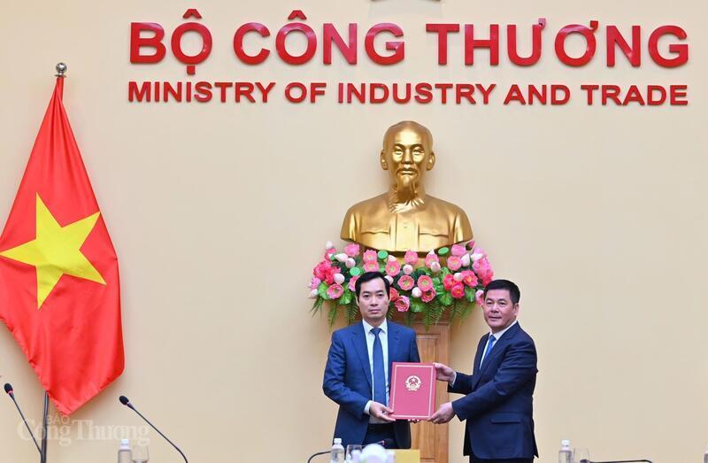 Bộ trưởng Nguyễn Hồng Diên trao Quyết định Điều động ông Nguyễn Phúc Nam đến nhận công tác tại Văn phòng Đảng ủy Bộ để bổ nhiệm giữ chức vụ Chánh Văn phòng Đảng ủy Bộ Công Thương. Ảnh: Nam Nguyễn