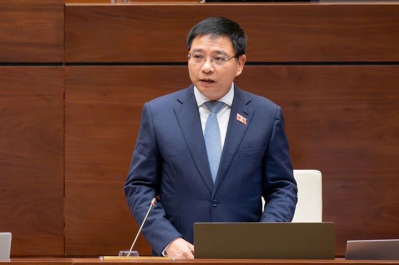 Bộ trưởng Bộ Tài chính Nguyễn Văn Thắng giải trình, tiếp thu ý kiến đại biểu nêu. Ảnh: QH