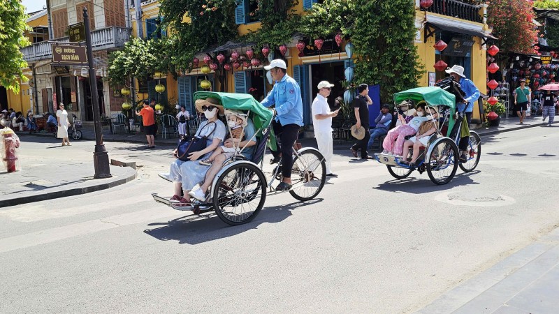 Phố cổ Hội An sạch sẽ, thân thiện chào đón du khách trở lại sau đợt mưa lũ lịch sử cuối tháng 10.2025. Ảnh: Nguyễn Hoàng