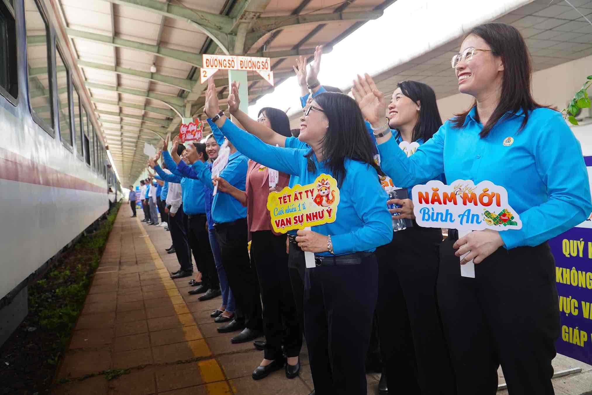 UBND tỉnh, LĐLĐ tỉnh tiễn công nhân về quê đón Tết Ất Tỵ năm 2025 tại ga Biên Hòa. Ảnh: HAC