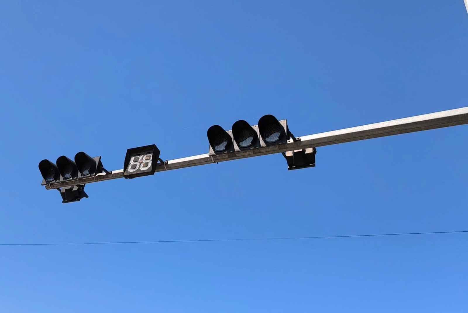 Nhiều cụm đèn giao thông không hoạt động gây lúng túng, tiềm ẩn mất an toàn cho người tham gia giao thông. Ảnh: Trần Tuấn.