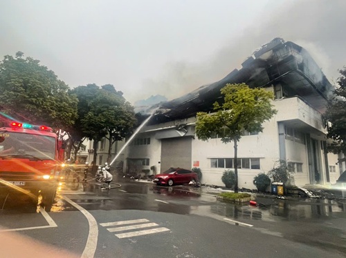Lực lượng chức năng dập tắt nhanh vụ cháy. Ảnh: CAHN