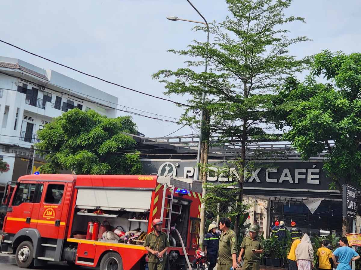 Xe chữa cháy được điều động đến kịp thời để dập lửa. Ảnh: Đông Hoàng