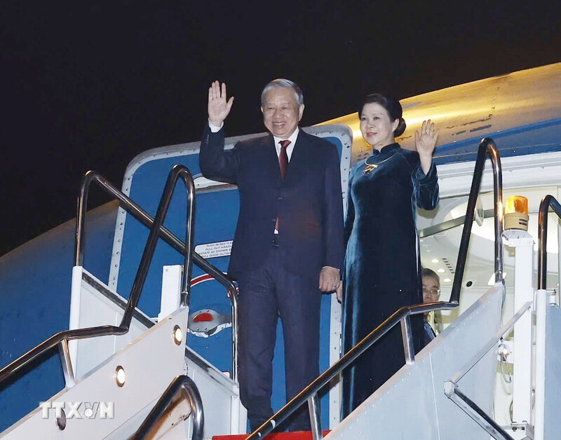 Tối 2/12 (giờ địa phương), Tổng Bí thư Tô Lâm và Phu nhân Ngô Phương Ly cùng Đoàn đại biểu cấp cao Việt Nam đã rời sân bay quốc tế Wattay ở thủ đô Viên Chăn của Lào. Ảnh: TTXVN