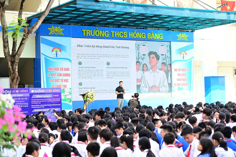 Chuyên gia an ninh mạng Hiếu PC trong một cuộc trao đổi, chia sẻ trực tiếp với các em học sinh tại trường THCS Hồng Bàng trong việc bảo vệ và sử dụng an toàn trên môi trường số. Ảnh: NVCC.