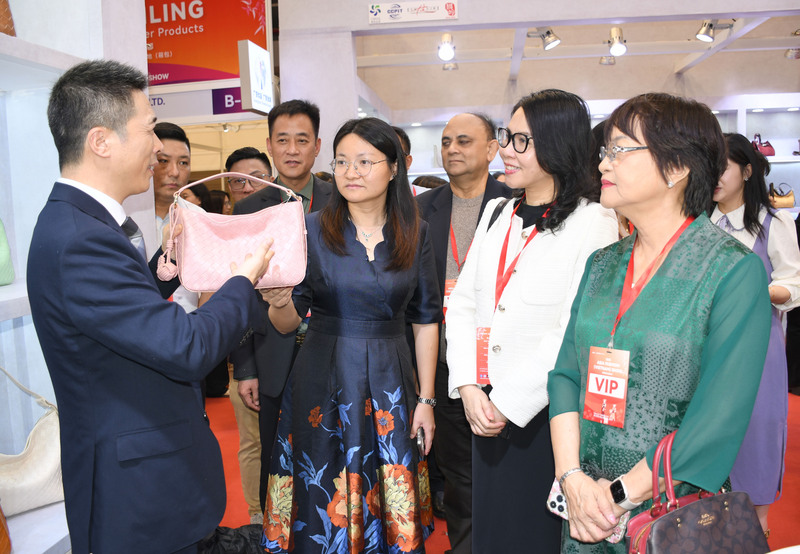 Đại biểu thăm quan gian hàng tại sự kiện. Ảnh: Minh Khuê.