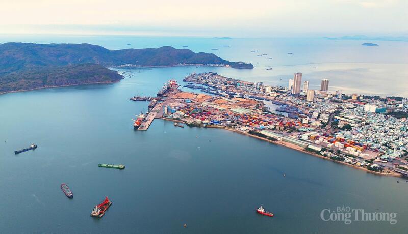 Cao tốc Quy Nhơn - Pleiku hình thành sẽ thu hút các hãng tàu mở tuyến dịch vụ trực tiếp tại cảng biển Quy Nhơn để tiếp nhận hàng hóa xuất nhập khẩu. Ảnh: Hiền Mai
