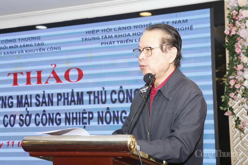 TS. Tôn Gia Hóa, Phó Chủ tịch Hiệp hội Làng nghề Việt Nam chia sẻ tại Hội thảo. Ảnh: N.H