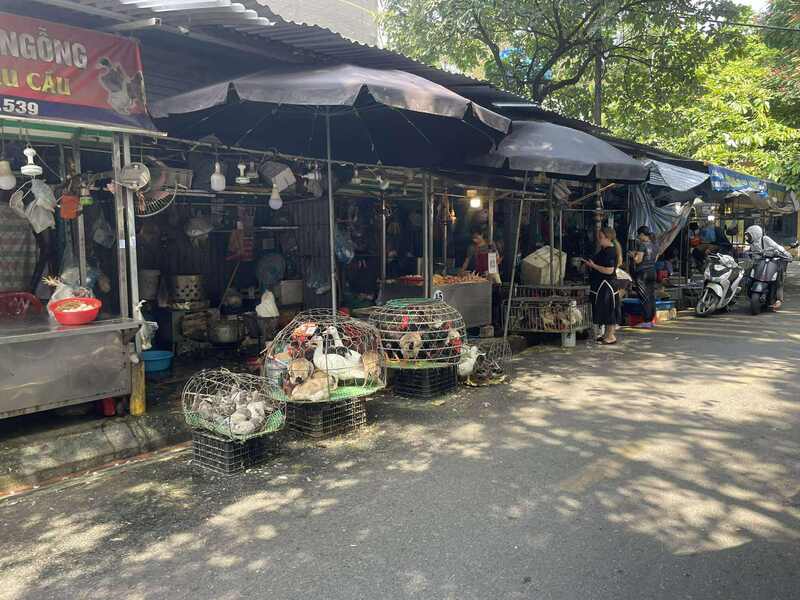 Tại nhiều tuyến phố, lòng đường, vỉa hè bị lấn chiếm.