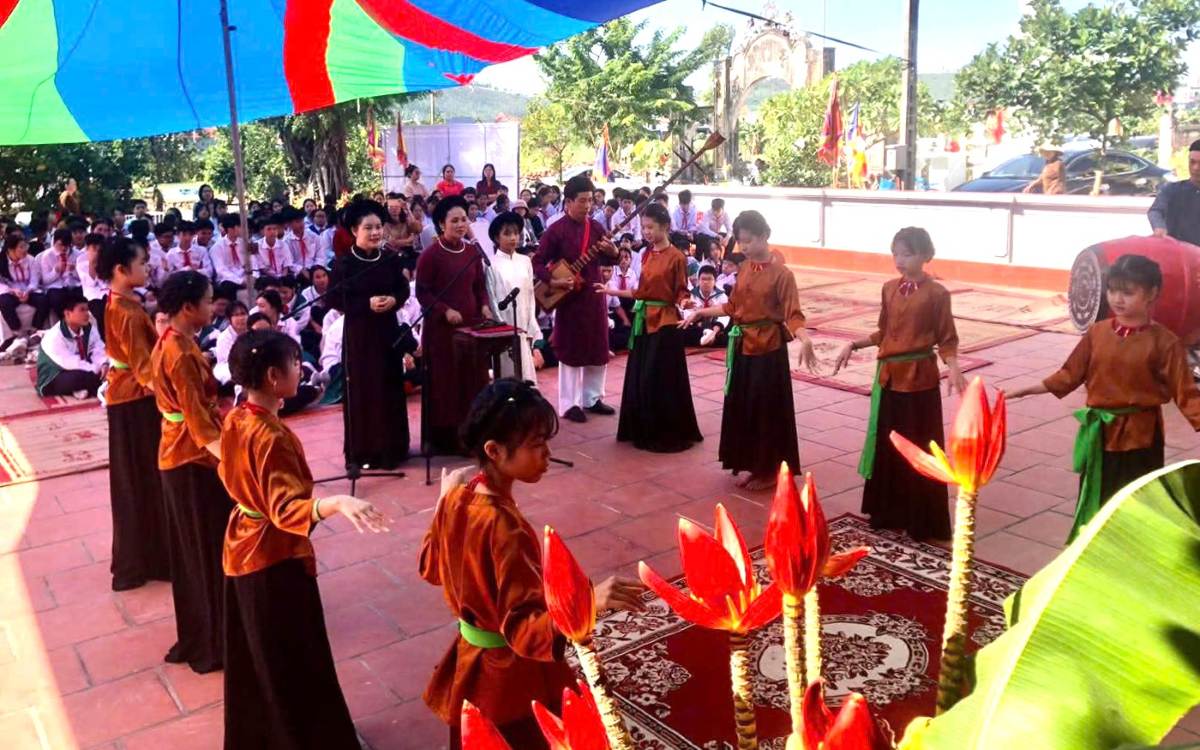 Phường Hòa Bình tổ chức chương trình “Giao lưu tìm hiểu nghệ thuật Ca trù Đông Môn” dành cho học sinh các bậc học trên địa bàn. Ảnh: Phường Hòa Bình, Hải Phòng