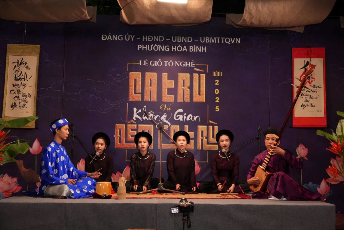 Người dân Đồng Môn luôn đầy tự hào khi là địa phương duy nhất của Hải Phòng có nhiều em học sinh biết hát ca trù. Ảnh: Hòa Bình