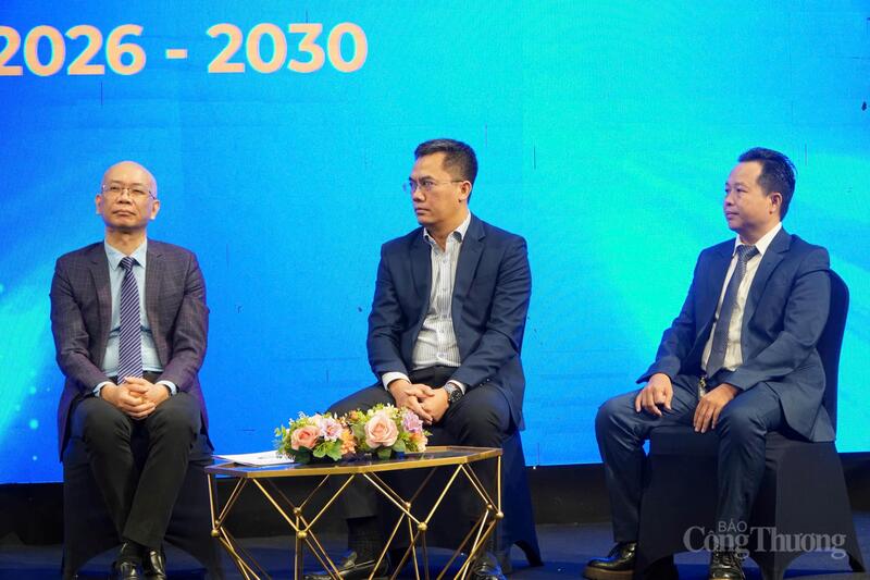 Ông Trần Thanh Hải (ngoài cùng bên trái) tham gia tọa đàm tại Diễn đàn Thương mại điện tử xuyên biên giới. Ảnh: Minh Trang