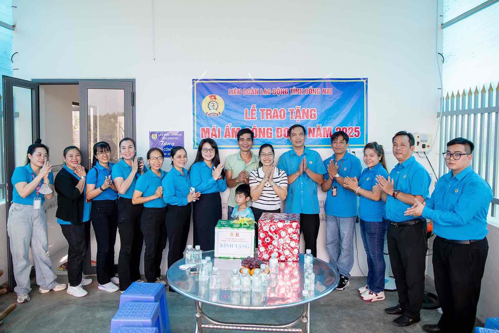 Công đoàn công ty trao Mái ấm công đoàn cho đoàn viên, người lao động công ty. Ảnh: HAC