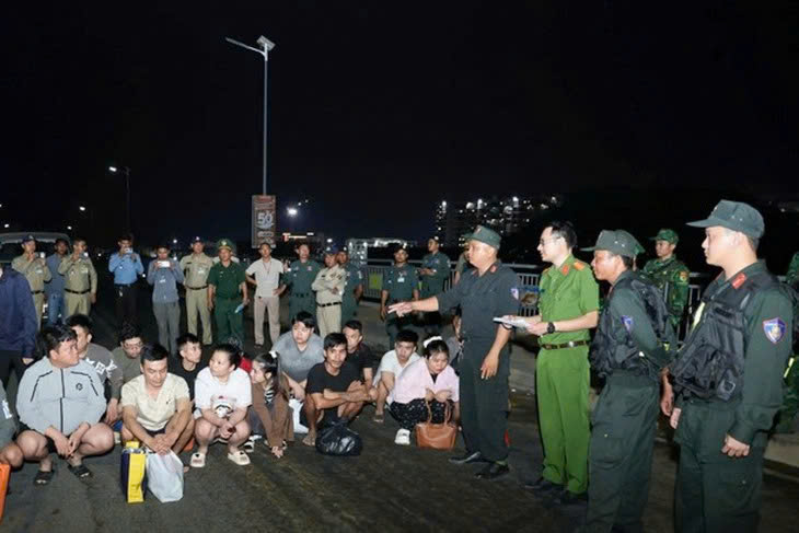 Công an tỉnh Lạng Sơn tiếp nhận những người liên quan đến đường dây lừa đảo tại cửa khẩu Long Bình (An Giang). Ảnh: Công an tỉnh Lạng Sơn