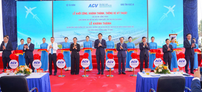 Các đại biểu cắt băng khánh thành các hạng mục nâng cấp sân bay Vinh.