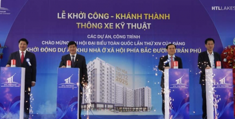 Các đại biểu bấm nút khởi công Dự án Khu nhà ở xã hội phía Bắc đường Trần Phú. Ảnh: Tuyết Hương