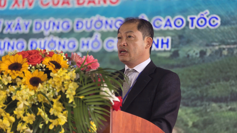 Ông Trần Tiến Đông, Giám đốc Ban Quản lý dự án đầu tư xây dựng công trình giao thông và nông nghiệp phát triển nông thôn tỉnh Đắk Lắk phát biểu tại buổi lễ. Ảnh: Vũ Long
