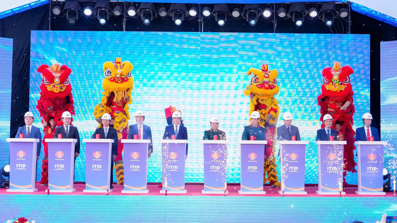 Các đại biểu lãnh đạo Quân khu 4, tỉnh Nghệ An, chủ đầu tư thực hiện nghi thức khởi công dự án.