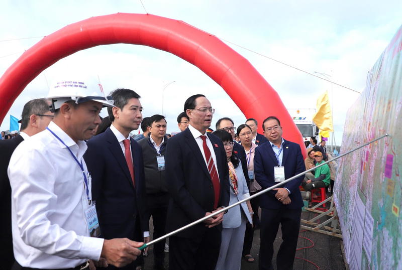 Đại diện chủ đầu tư báo cáo tình hình dự án. Ảnh: Vũ Long