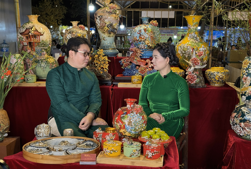 Nghệ nhân làng nghề trực tiếp livestream, kể chuyện nghề, giới thiệu sản phẩm và mở ra hướng tiêu thụ mới cho thủ công mỹ nghệ truyền thống. Ảnh: Anh Thơ