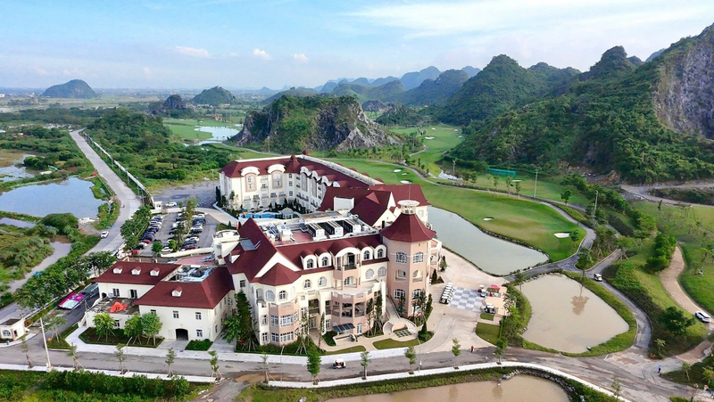 Khách sạn Legend Valley Hotel sở hữu 200 phòng tiêu chuẩn quốc tế và Grand Ballroom rộng lớn tới 675m2 sẵn sàng phục vụ Hội nghị, hội thảo và tiệc cho 450 khách.