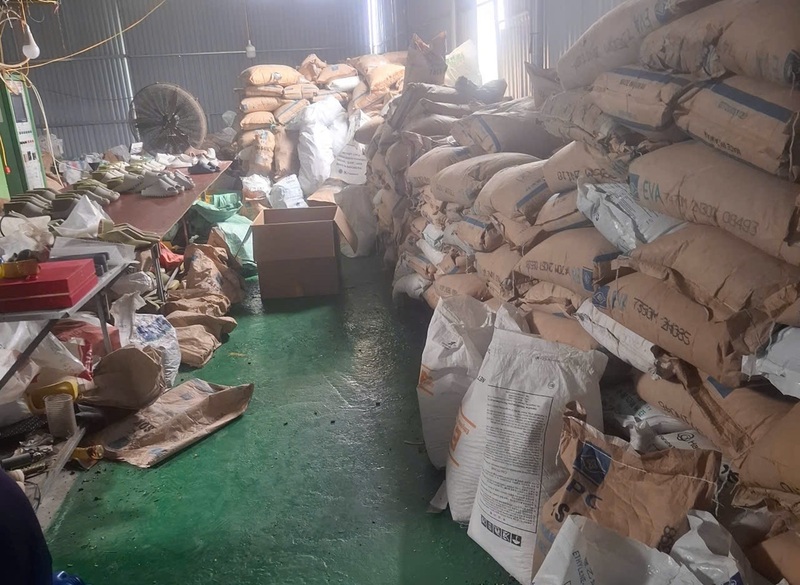 Đội QLTT số 6 đã chuyển toàn bộ hồ sơ vụ việc, tang vật liên quan đến Phòng cảnh sát kinh tế và Môi trường Công an tỉnh Thanh Hóa tiếp nhận và xử lý theo quy định của pháp luật. Ảnh: QLTT Thanh Hóa