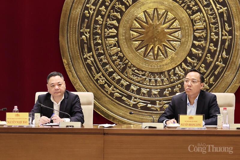 Phó Chủ nhiệm Ủy ban Kinh tế và Tài chính của Quốc hội Nguyễn Ngọc Bảo và Thứ trưởng Bộ Công Thương Nguyễn Hoàng Long đồng chủ trì hội nghị. Ảnh: Quỳnh Trang