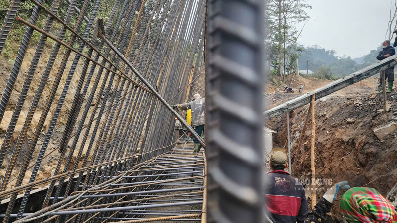 Công nhân thi công tại Quốc lộ 279. Ảnh: Đinh Đại