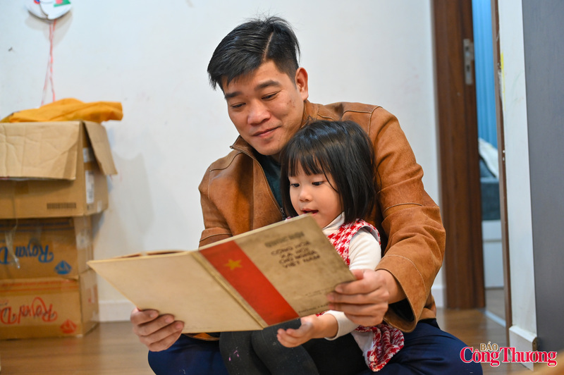 Anh Tuấn cùng con gái xem lại những hình ảnh lịch sử về các kỳ họp Quốc hội.