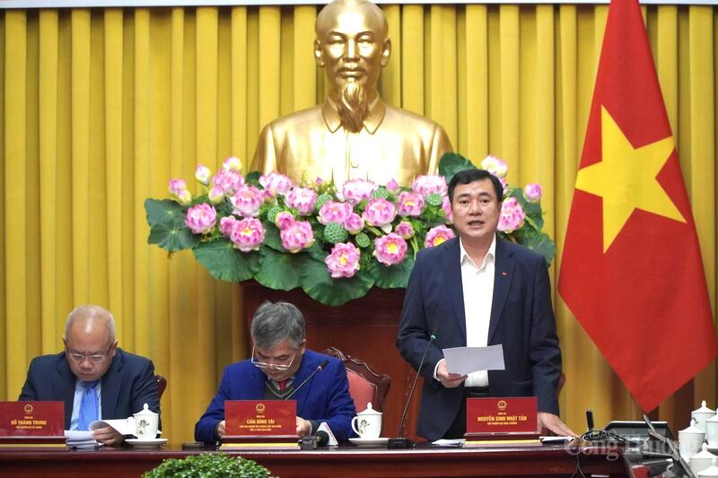 Thứ trưởng Bộ Công Thương Nguyễn Sinh Nhật Tân thông tin tại họp báo về các điểm đáng chú ý của Luật Thương mại điện tử. Ảnh: Minh Trang