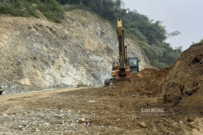 Nhà thầu đang tập trung máy móc, nhân lực sau khi được bàn giao mặt bằng để hoàn thiện dự án trước Tết Nguyên đán. Ảnh: Đinh Đại