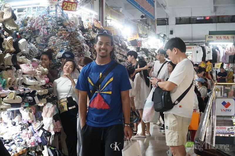 Phát triển thương mại theo hướng hiện đại, trong đó sẽ nâng cấp đầu tư hệ thống chợ truyền thống.