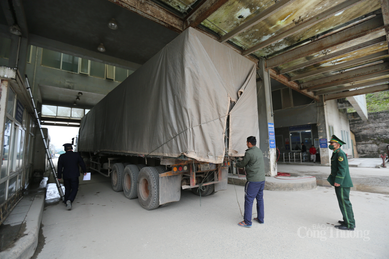 Đi đôi với việc tạo thuận lợi cho doanh nghiệp, công tác đấu tranh chống buôn lậu, gian lận thương mại và hàng cấm được đặt lên hàng đầu