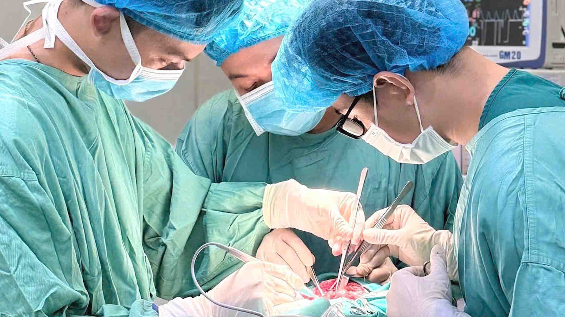 Bác sĩ Khoa Ung bướu, Bệnh viện Thanh Nhàn tiến hành vét hệ thống hạch cổ của bệnh nhân. Ảnh: Hoàng Khôi