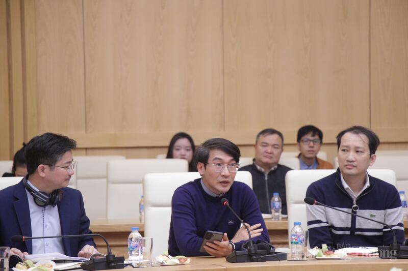 Các thành viên đại diện Bộ Tài chính chia sẻ các vấn đề liên quan tại phiên họp.