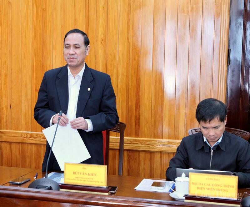 Ông Bùi văn Kiên, Phó Tổng Giám đốc, Tổng Công ty Truyền tải điện quốc gia nêu các vướng mắc cần tháo gỡ. Ảnh: Minh An