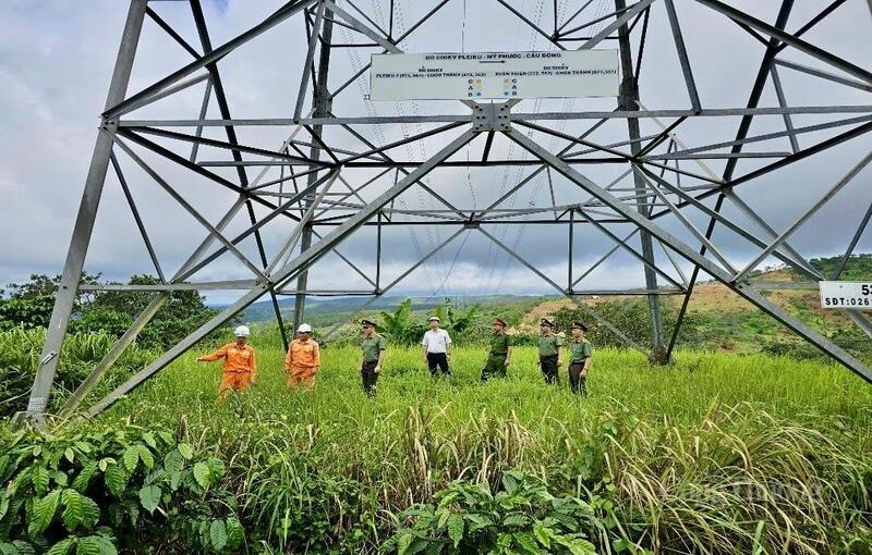 Công an Lâm Đồng phối hợp kiểm tra  an ninh, an toàn hệ thống truyền tải điện 500kV. Ảnh: Minh An.