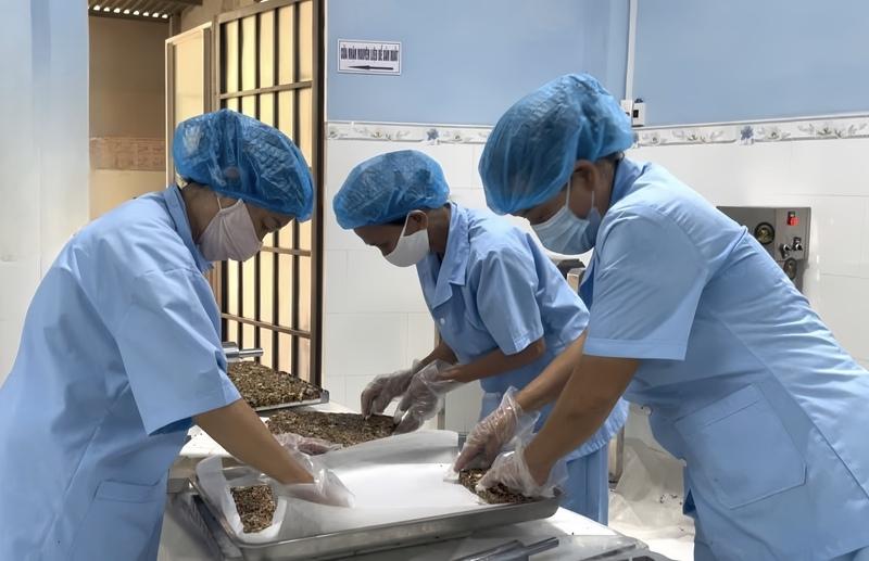 HTX Duy Oanh tăng cường nhịp độ đóng gói để chuẩn bị cả lượng sản phẩm dự trù phục vụ Tết 2026. Ảnh: Diễm Phúc