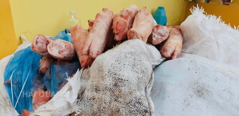 Lô chân lợn đông lạnh có dấu hiệu phân huỷ, bốc mùi bị lực lượng Hải quan thu giữ. Ảnh: Cục Hải quan