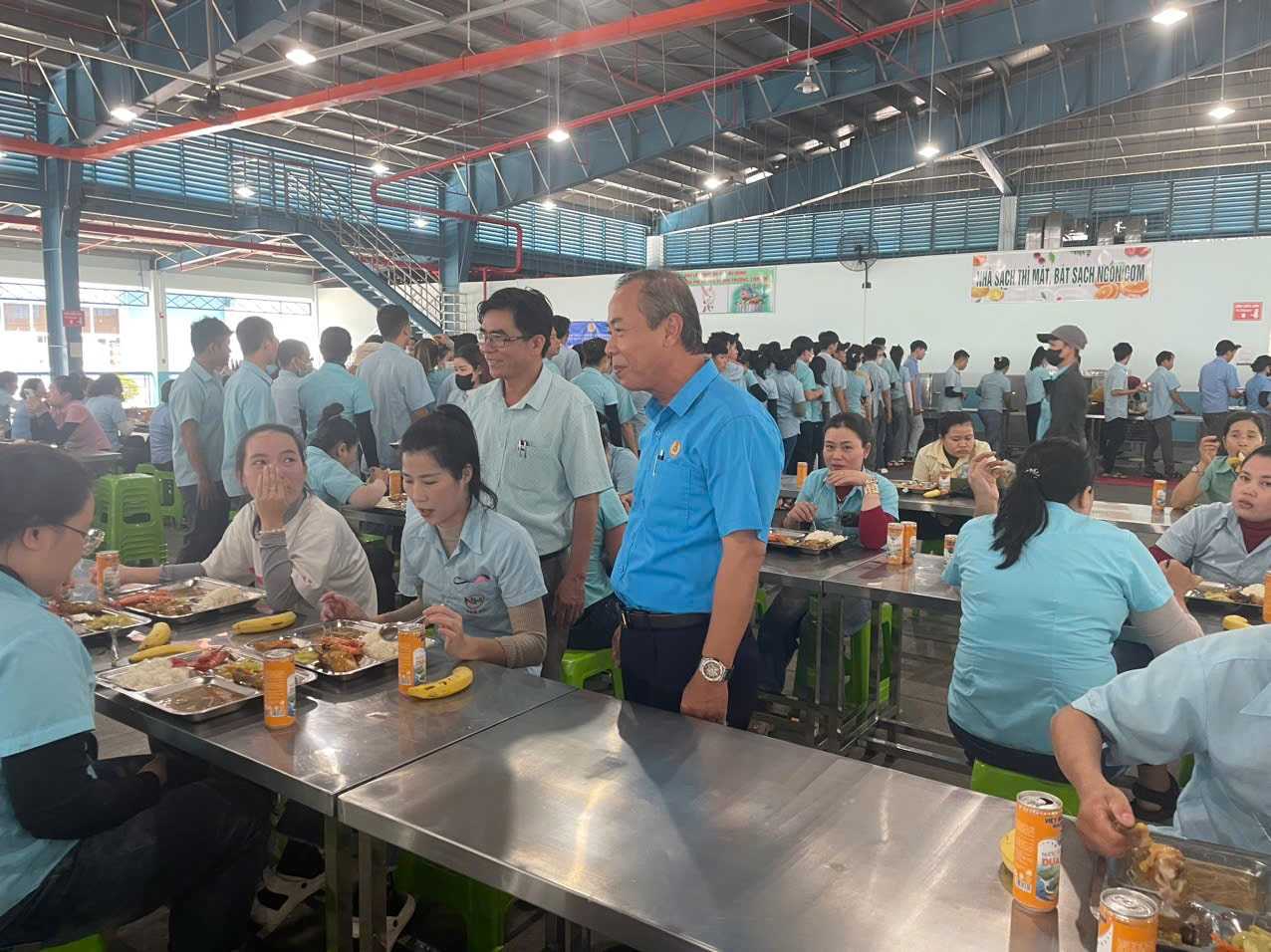 Chủ tịch Liên đoàn Lao động tỉnh Lâm Đồng Nguyễn Phú Hoàng hỏi thăm công nhân, người lao động tại Bữa cơm Công đoàn. Ảnh: Phúc Khánh