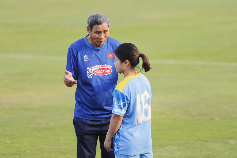 Huấn luyện viên Mai Đức Chung dành thời gian trao đổi với toàn đội. Ảnh: VFF